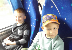 dwóch chłopców siedzi w autokarze